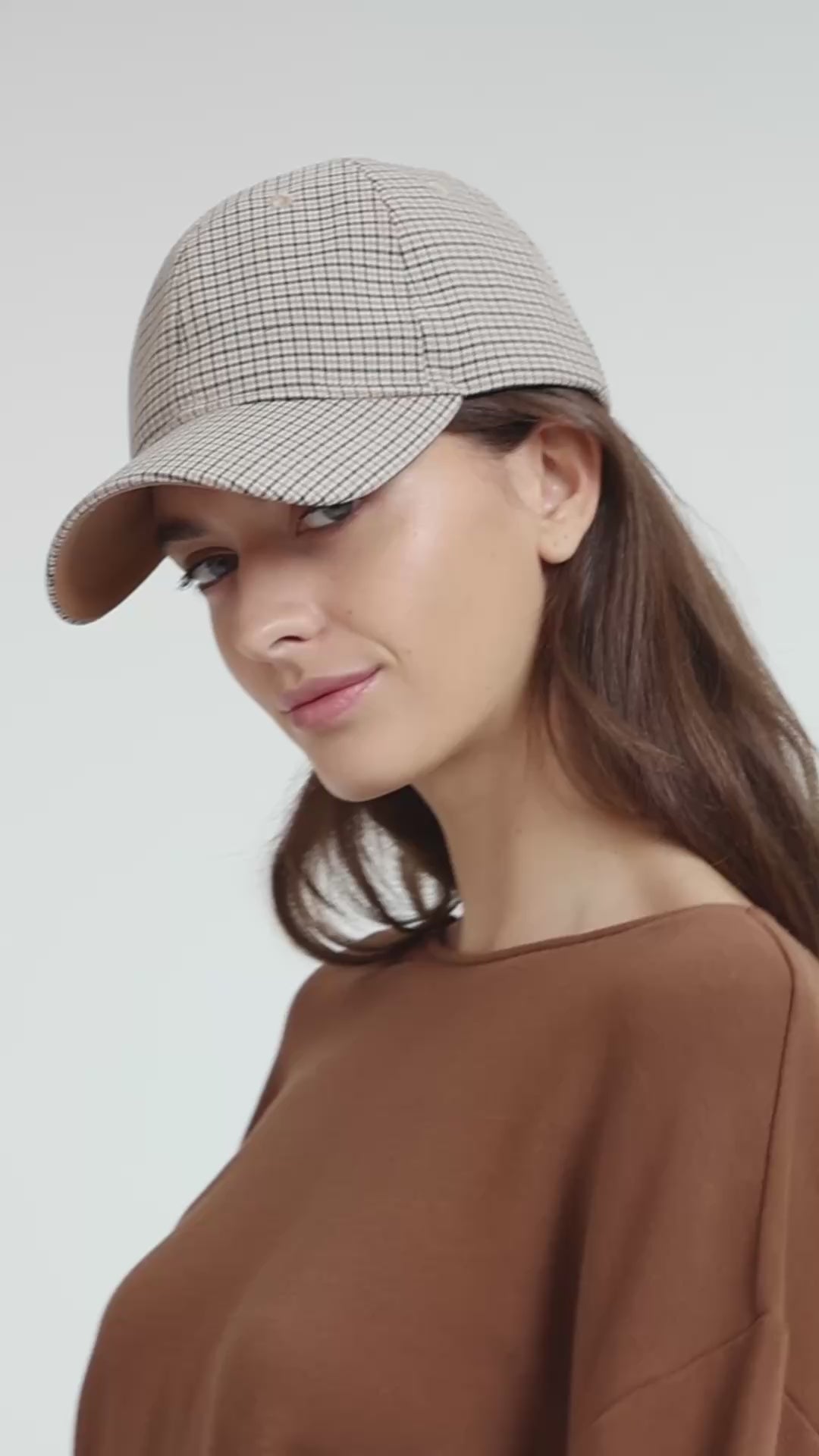 Cap with woven check pattern - Type: video