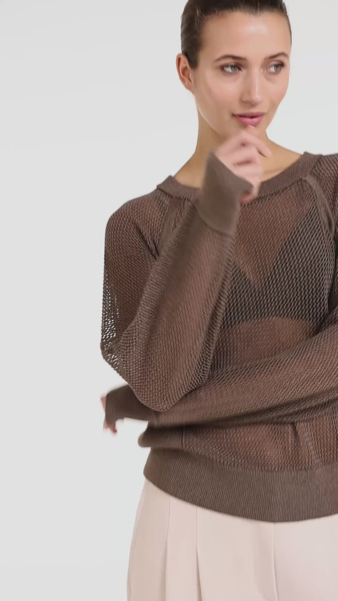 Mesh-stitch knitted sweater with raglan sleeves - Type: video
