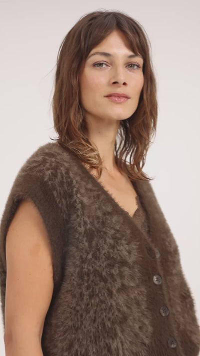 Fluffy knit vest with pattern - Type: video