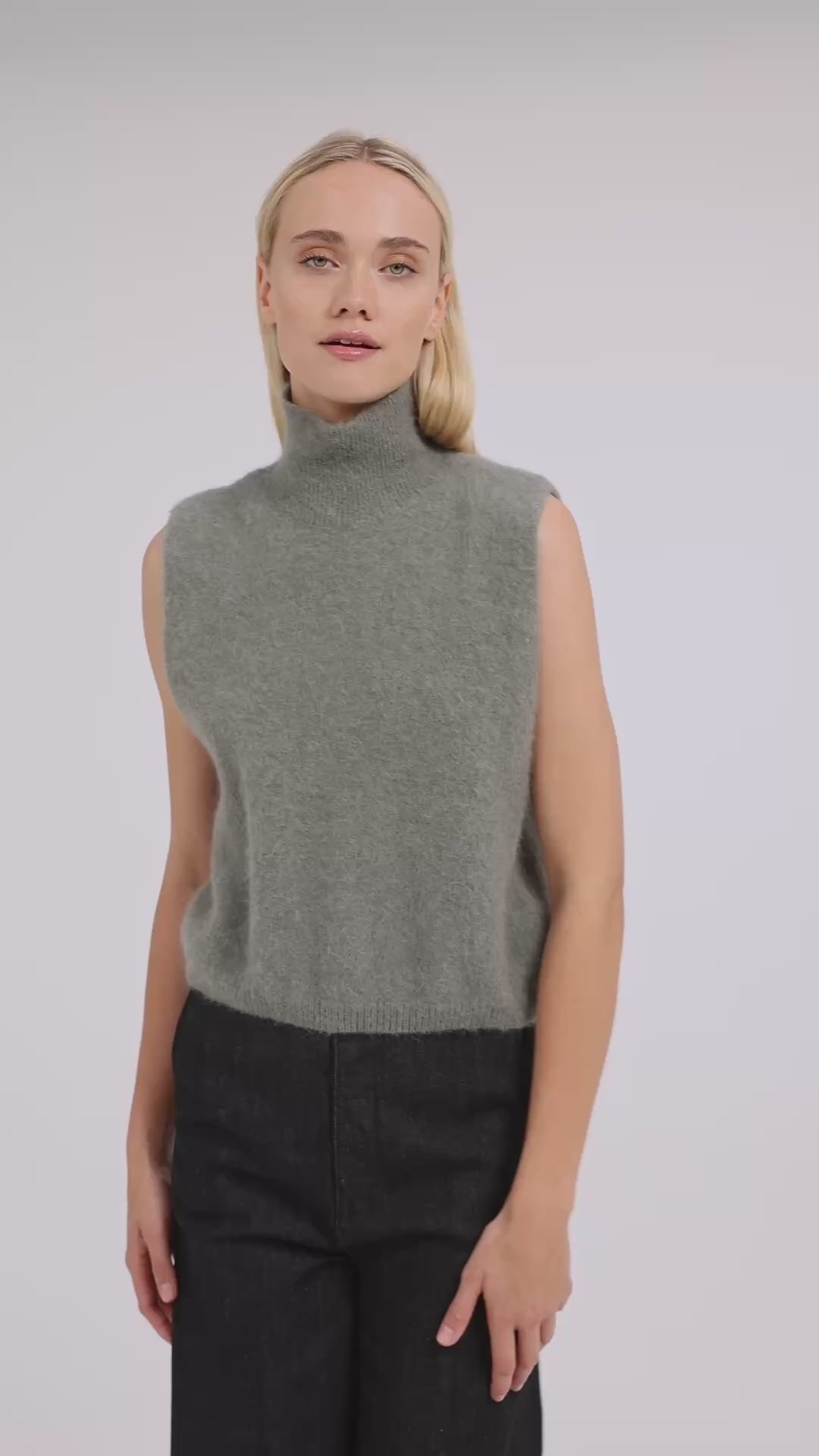 Ärmelloser Strickpullover mit hohem Kragen - Soap Grey