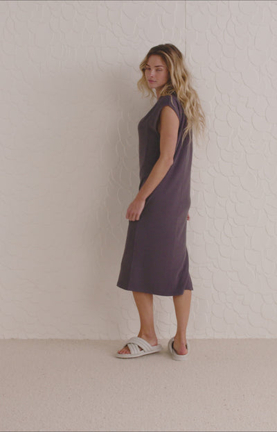 Sleeveless jersey dress with round neck, pockets and a slit