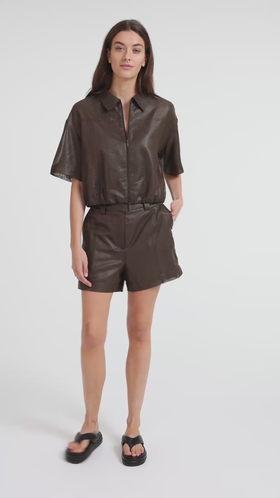 High-waist shorts with subtle sheen - Type: video