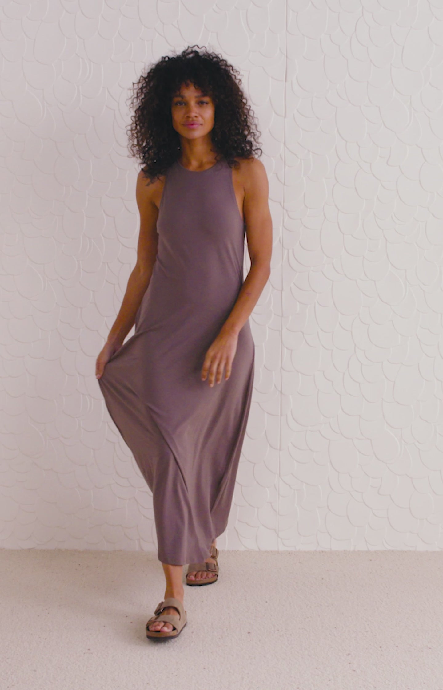 Sleeveless jersey maxi dress in free-flowing fit