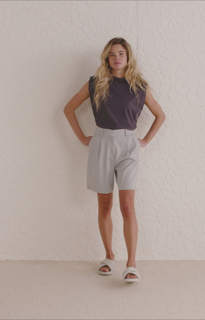 High waist Bermuda shorts with side pockets and zip fly