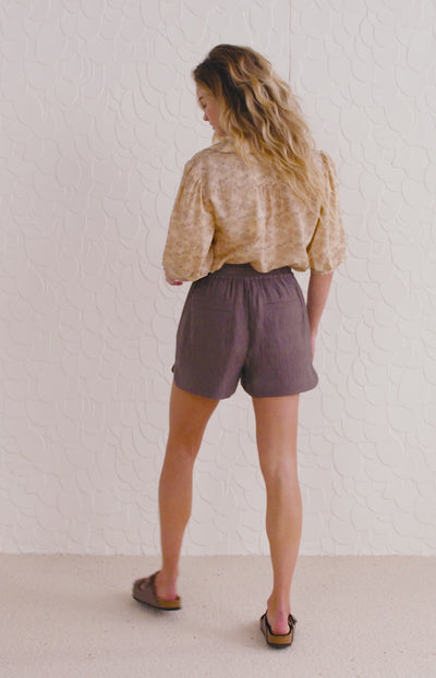 Woven shorts with elastic waist and side pockets