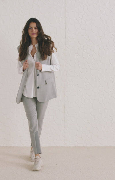 Sleeveless blazer with pockets, buttons and padded shoulders