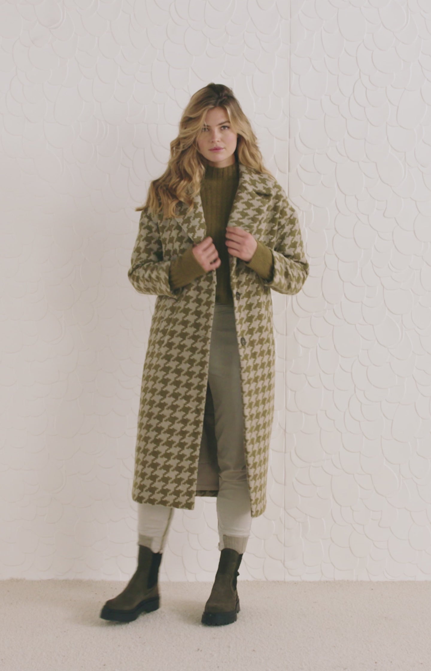 Houndstooth coat with long sleeves, pockets and buttons