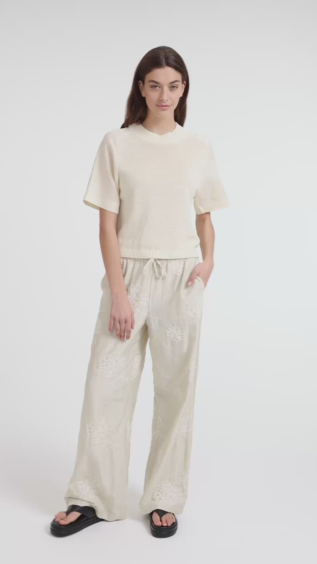 Embroidered trousers with wide legs and elastic waist