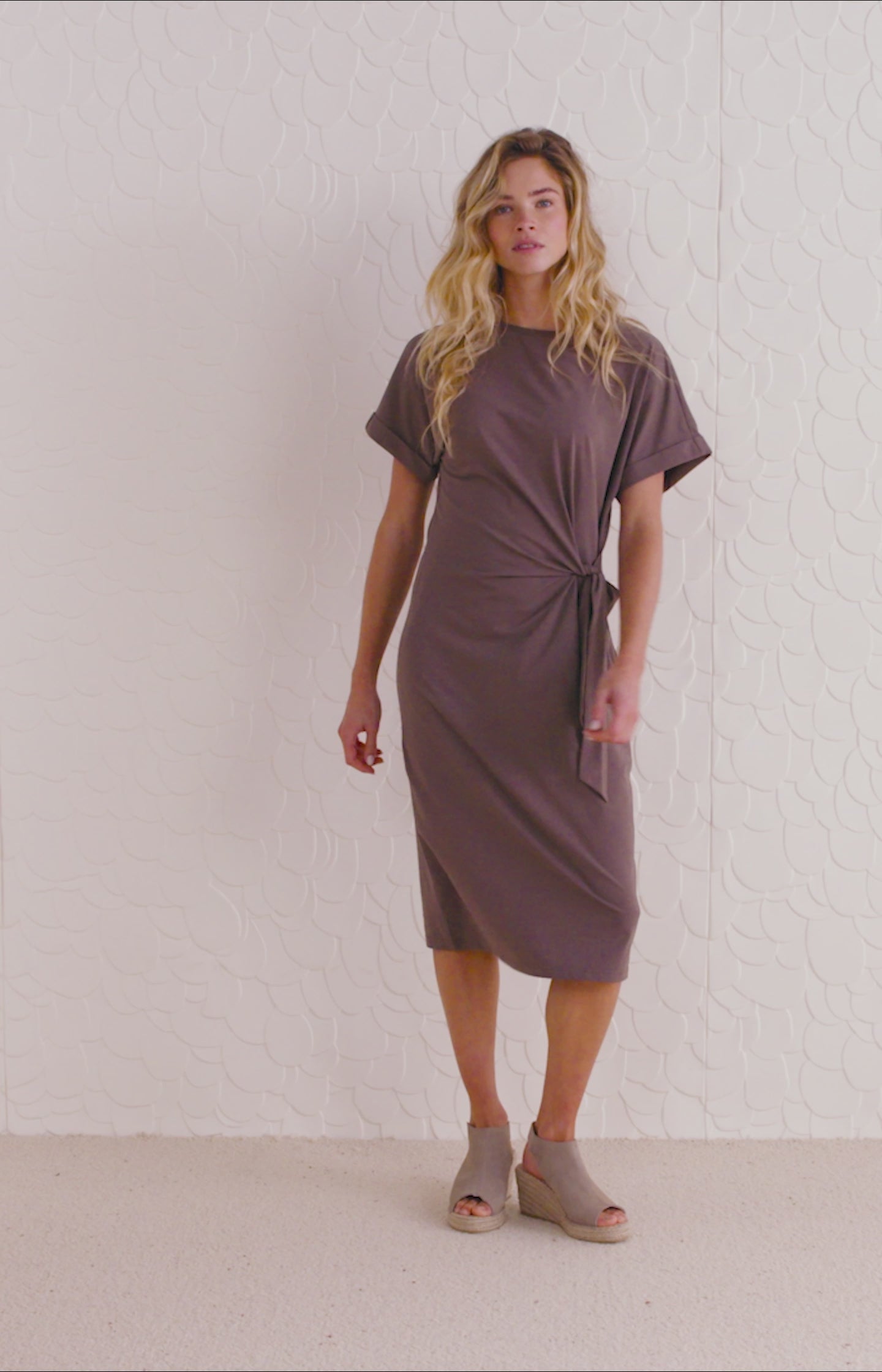 Dress with round neck, short sleeves and knotted detail