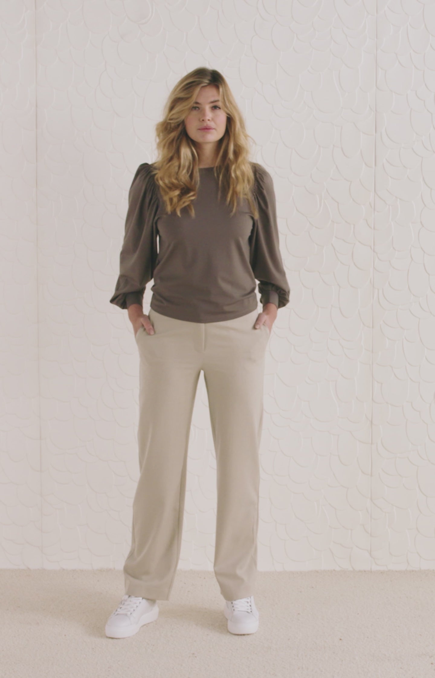 High waist pantalon with wide leg, zip and side pockets