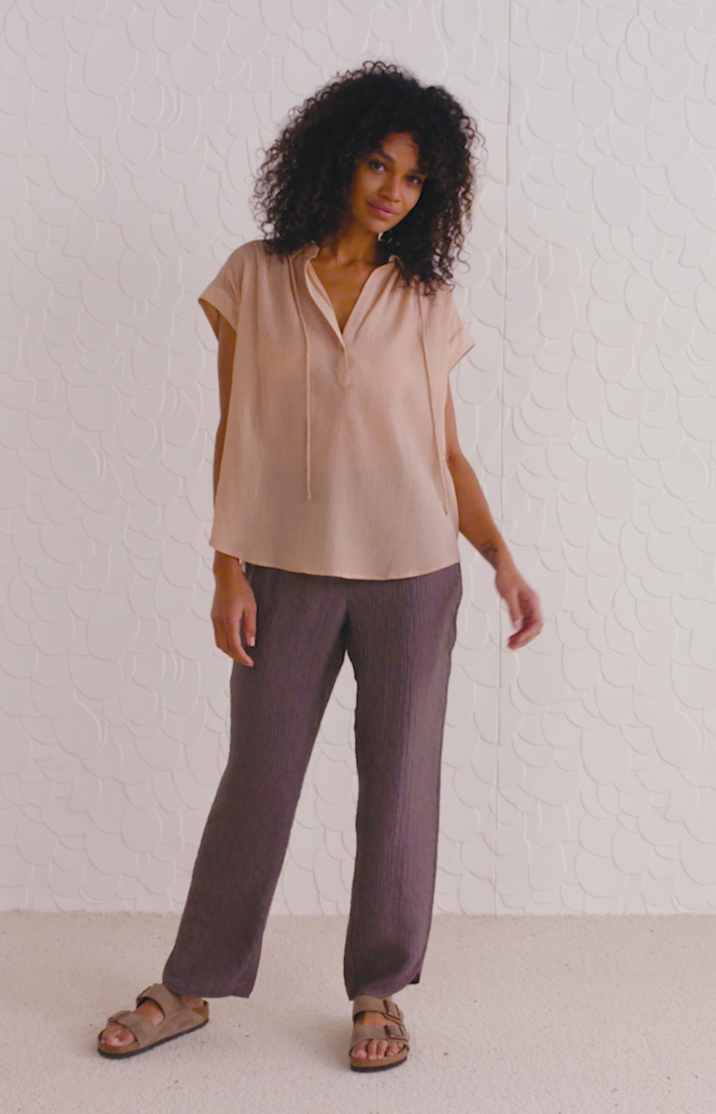 Woven trousers with side pockets and elastic waist