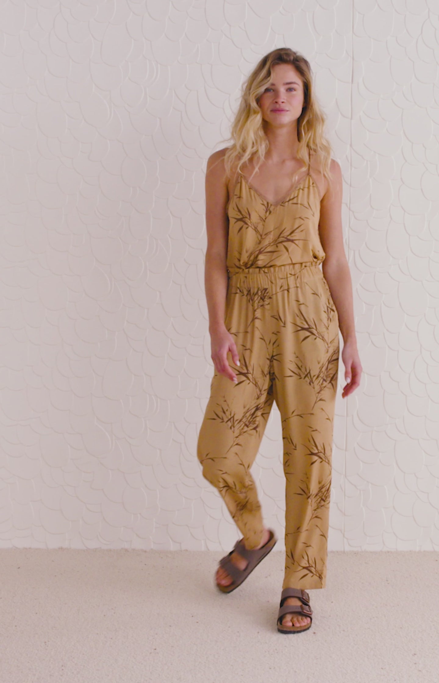 Trousers with elastic waist, side pockets and bamboo print