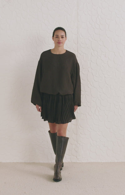 Woven pleated skirt in a flowy fit with elastic waist