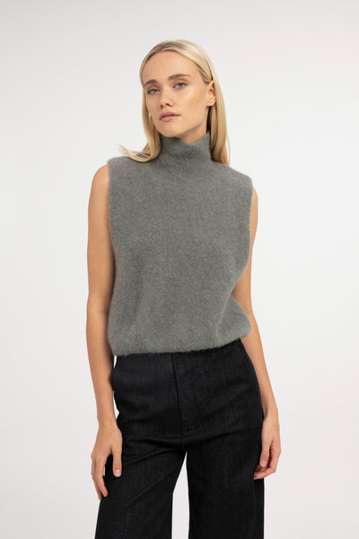 Sleeveless knitted sweater with high neck - Type: video