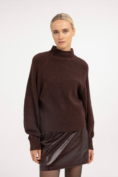 Knitted turtleneck sweater with batwing sleeves - Type: video