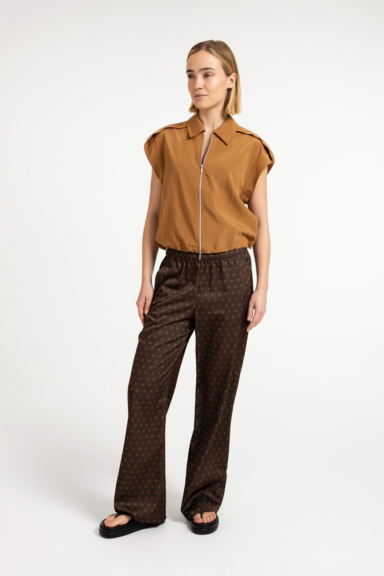 Printed trousers with wide legs and elastic waist - Type: video