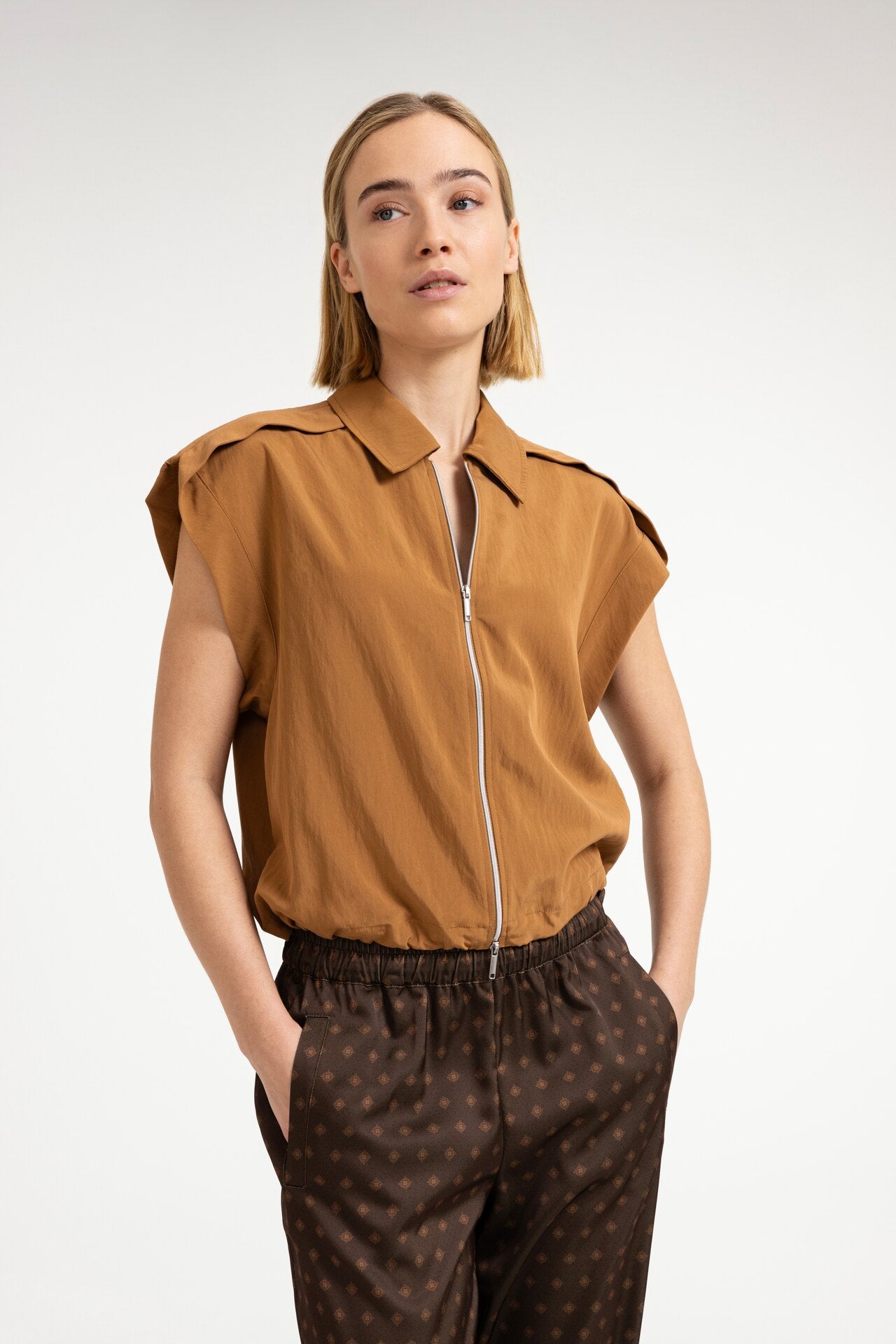 Blouse jacket with zipper and cap sleeves - Type: video