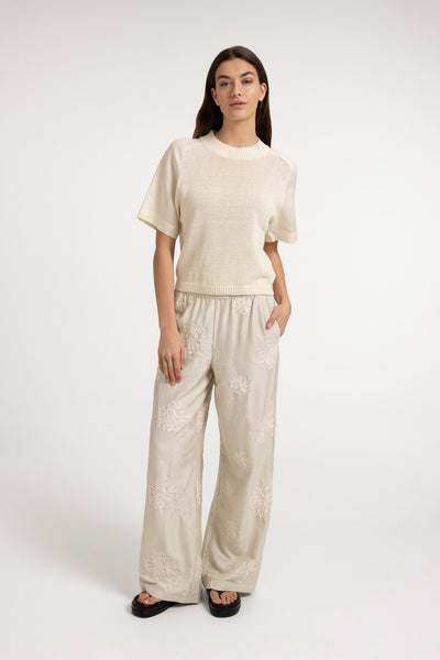Embroidered trousers with wide legs and elastic waist - Type: video
