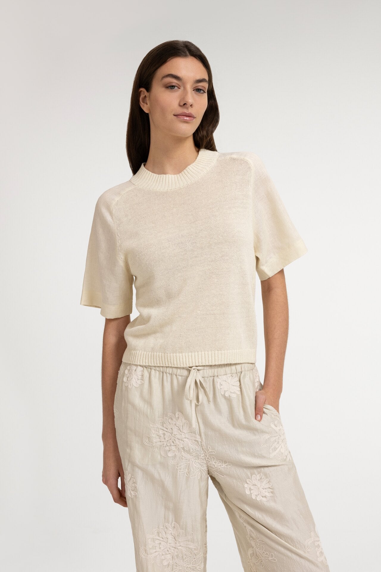 Knitted top with short sleeves and ribbed neckline - Type: video