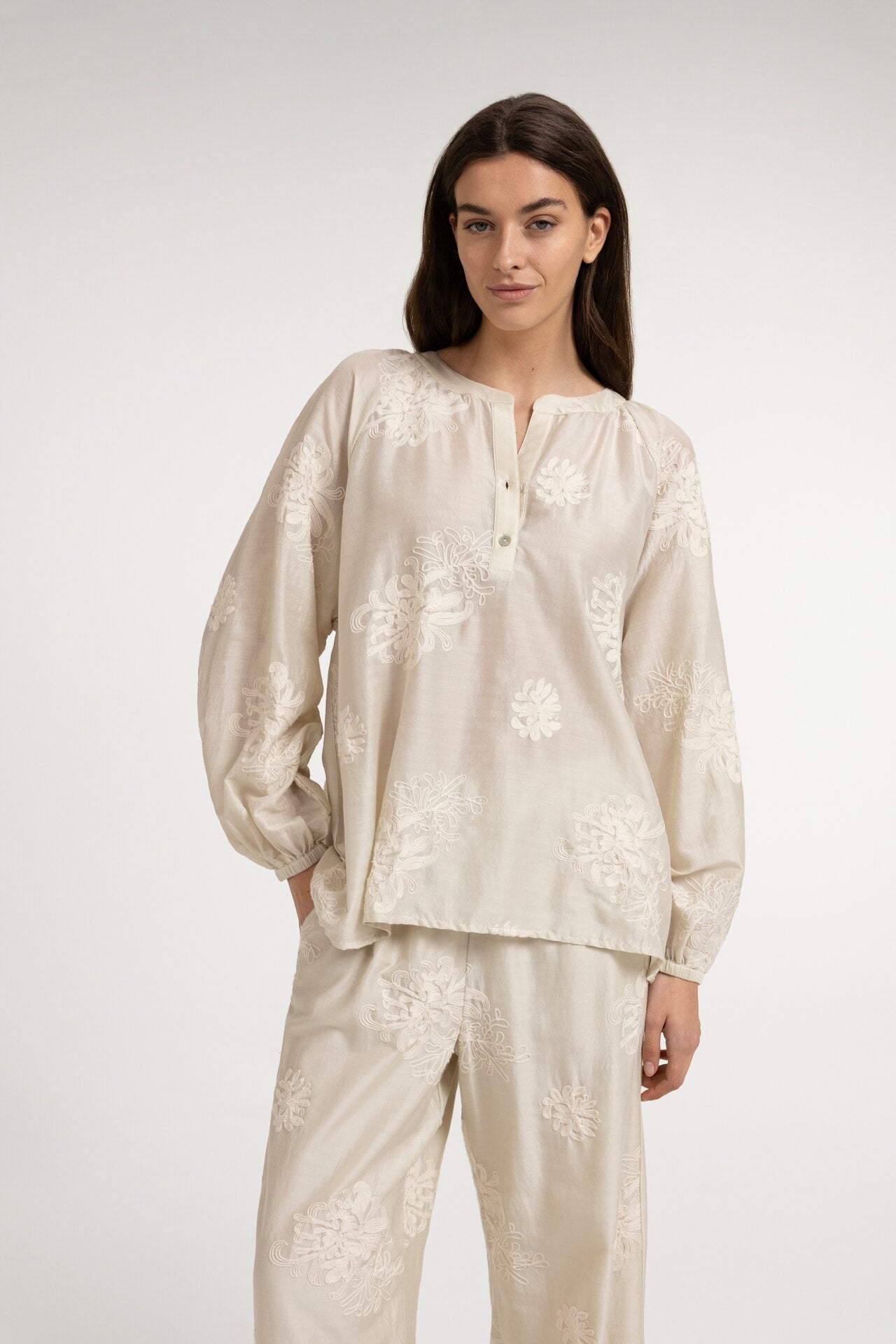 Embroidered blouse with long sleeves and loose fit - Type: video