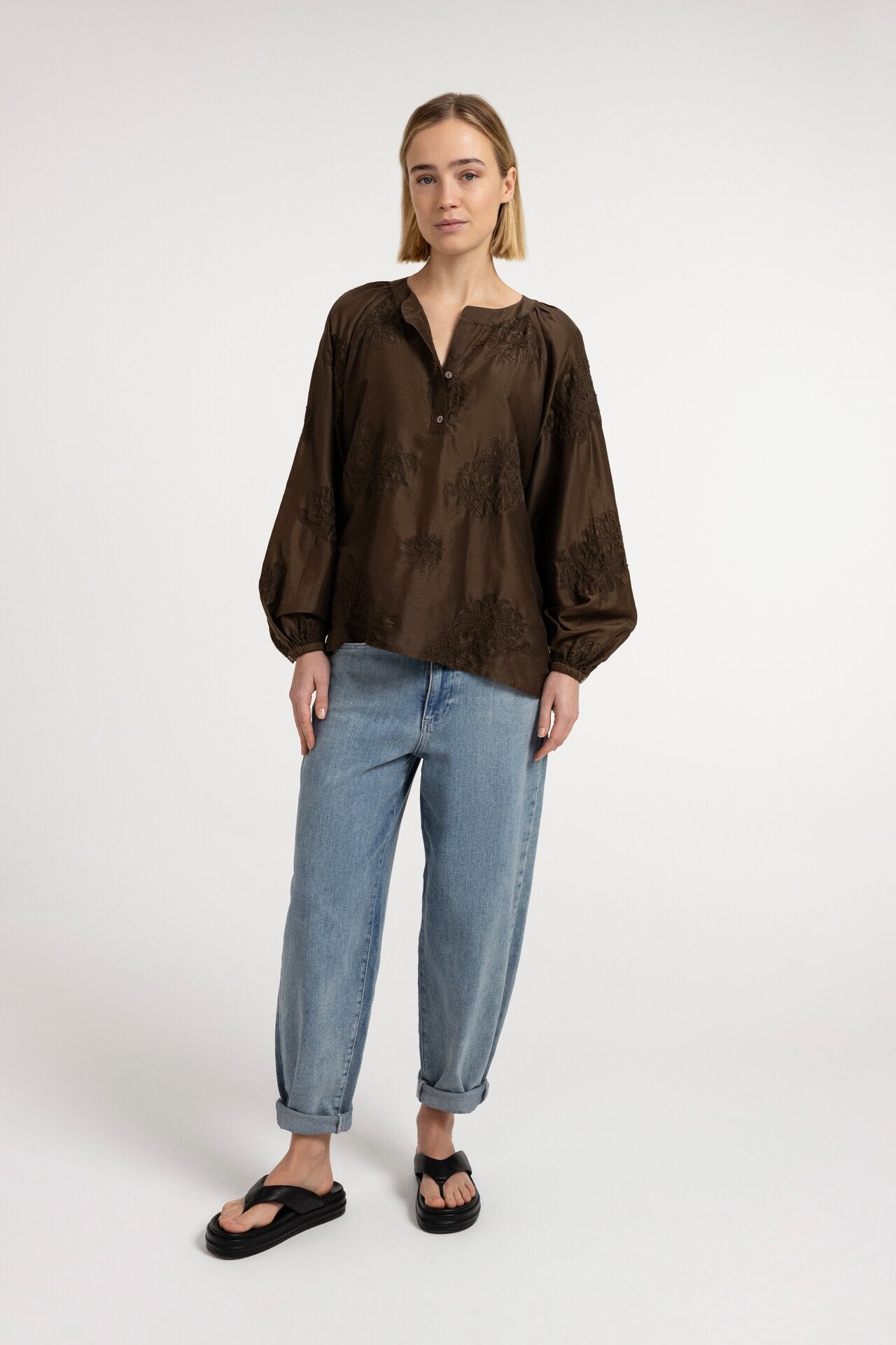 Embroidered blouse with long sleeves and loose fit - Type: video