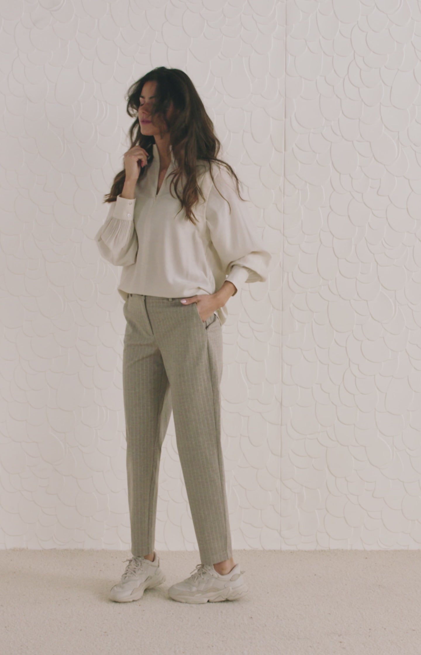 Soft pantalon with straight leg, pockets and pinstripes