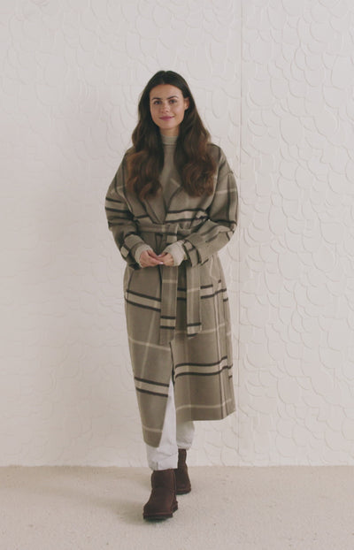 Long check coat with long sleeves, pockets and buttons