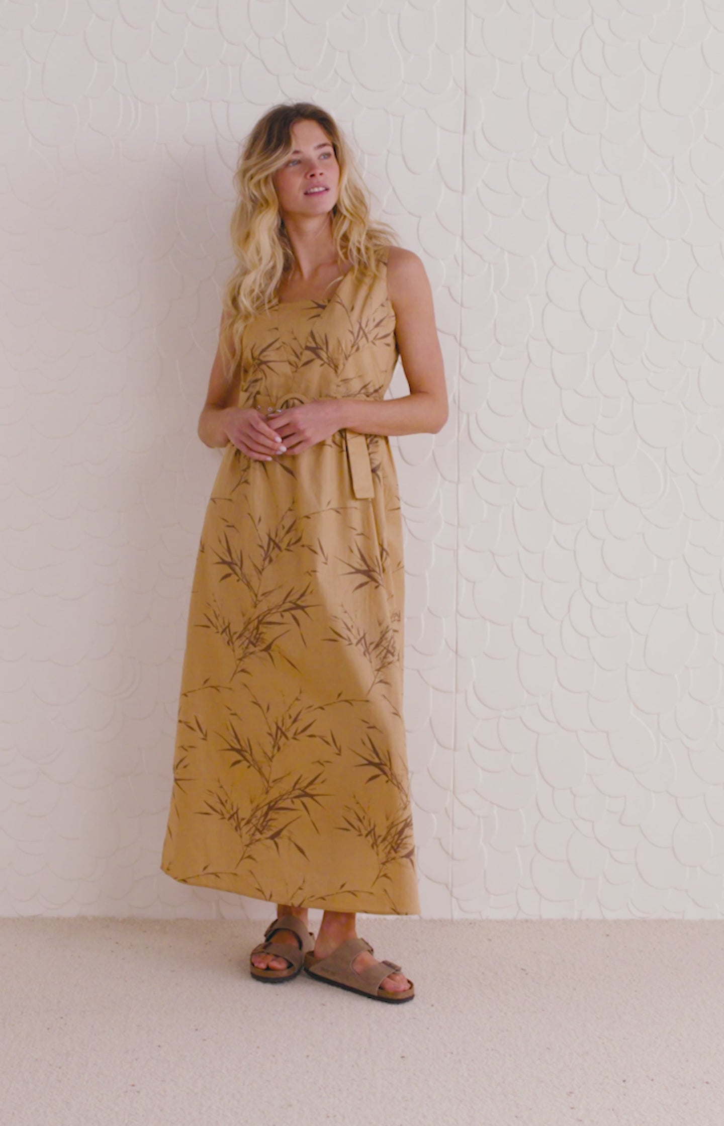 Woven maxi dress with square neck, slits and bamboo print