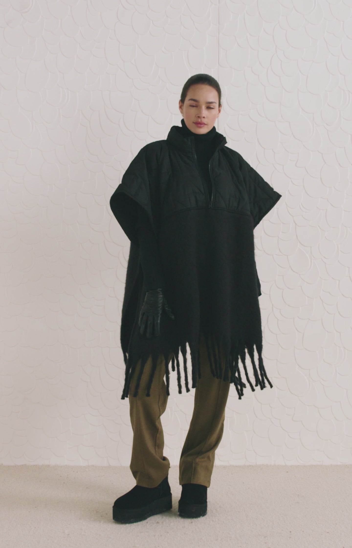 Poncho with zipper, tassels and quilted top - Black