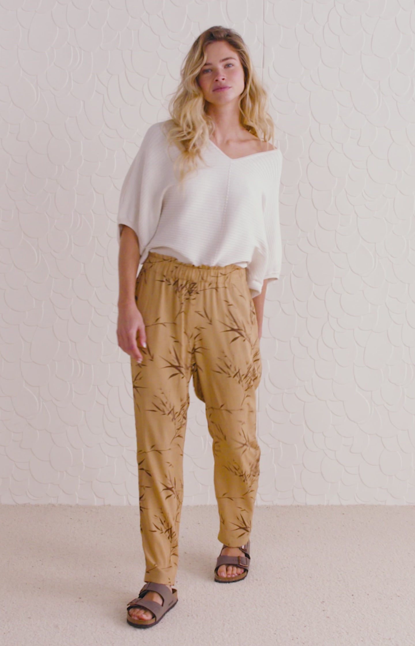 Trousers with elastic waist, side pockets and bamboo print