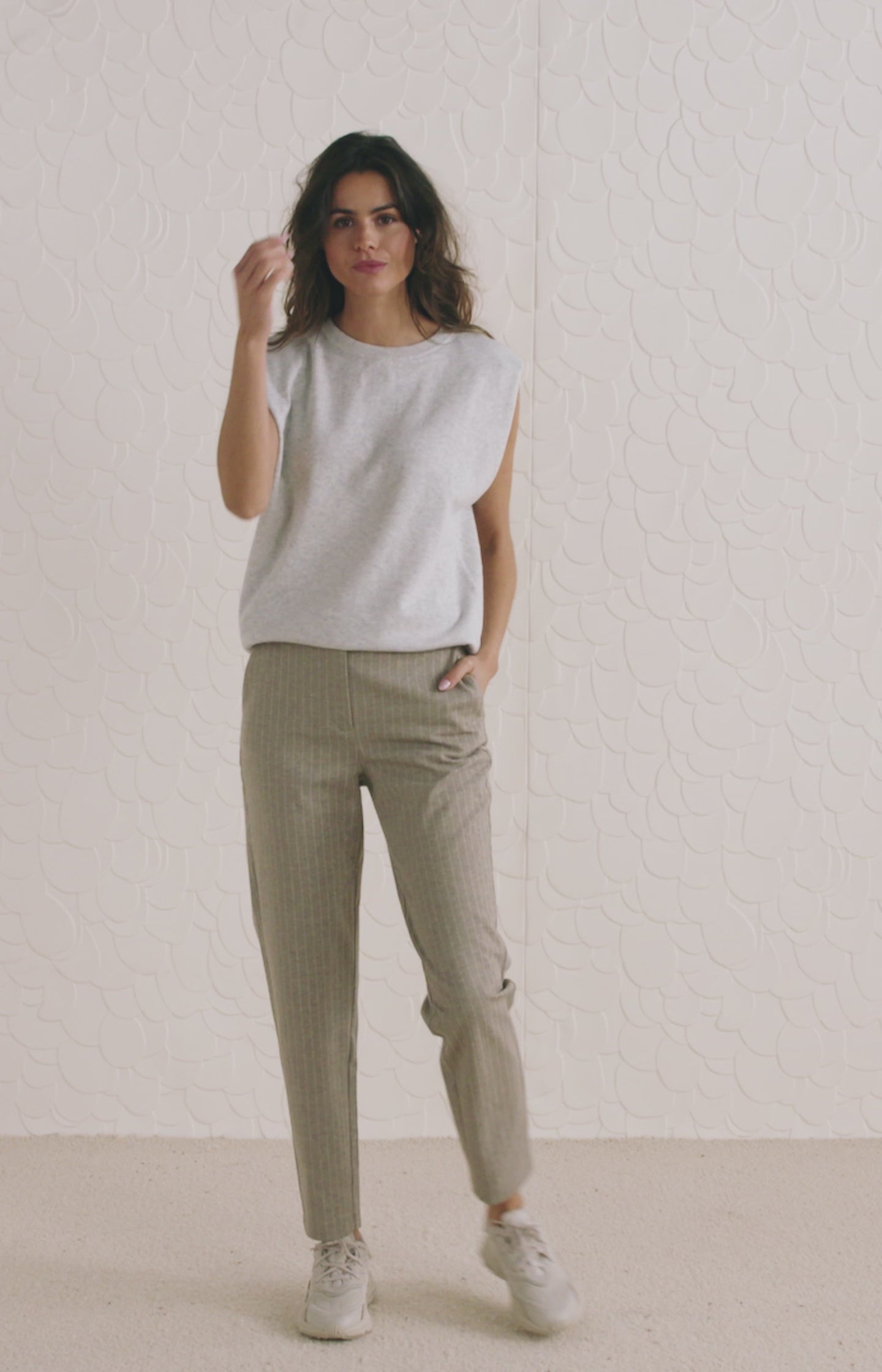 Soft pantalon with straight leg, pockets and pinstripes