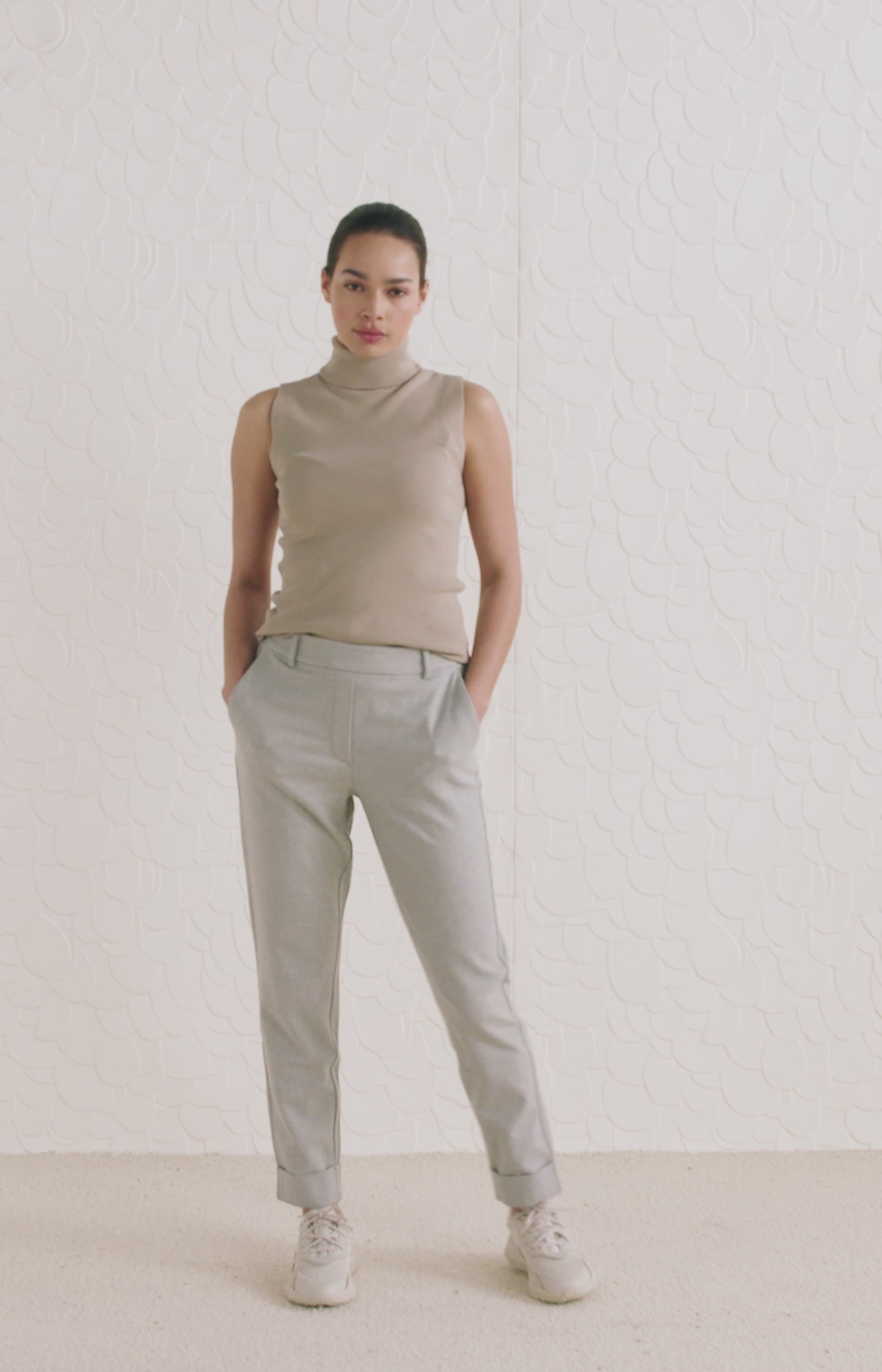 Soft pantalon with straight leg, pockets and elastic waist - Type: video
