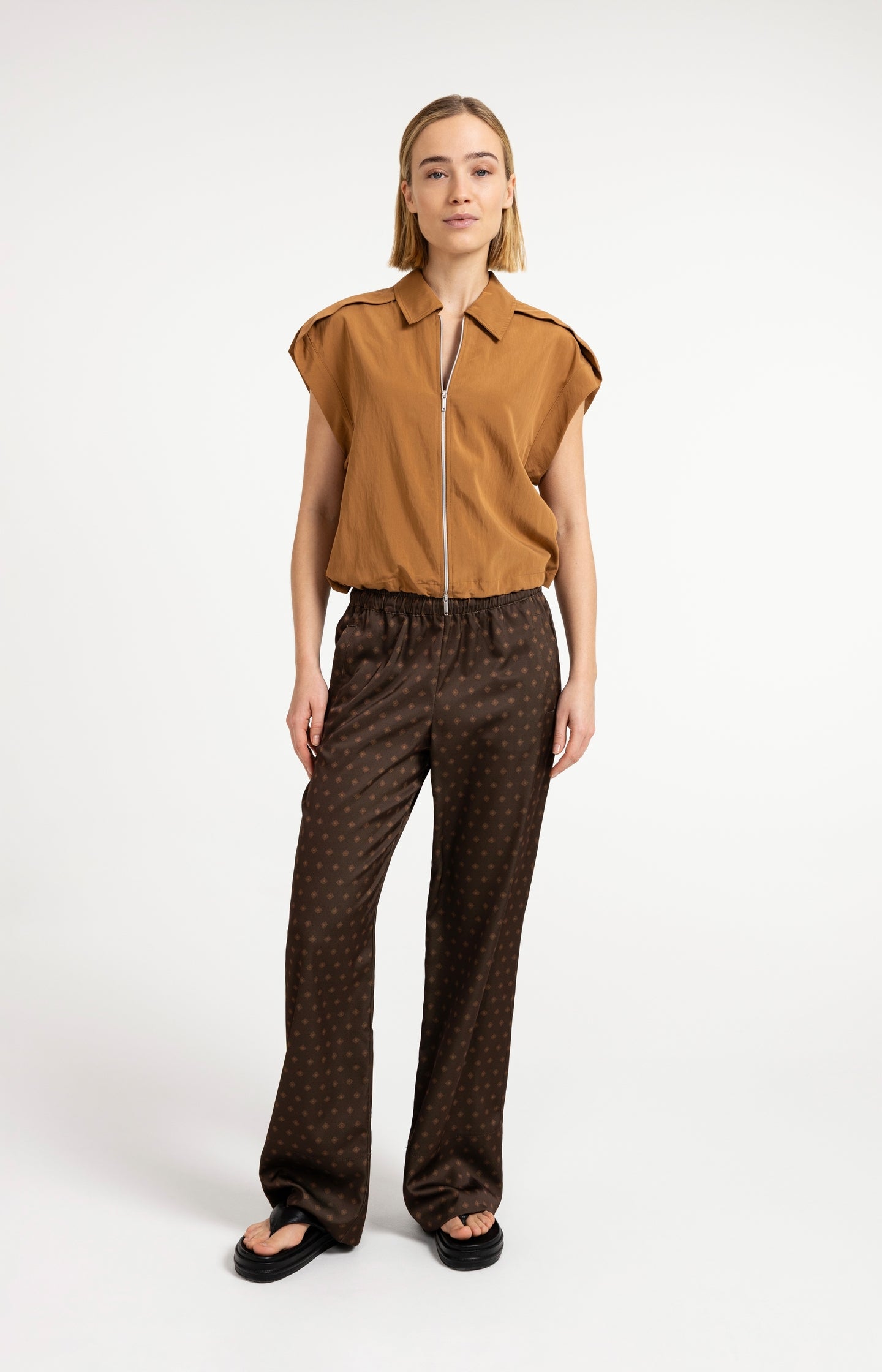 Printed trousers with wide legs and elastic waist