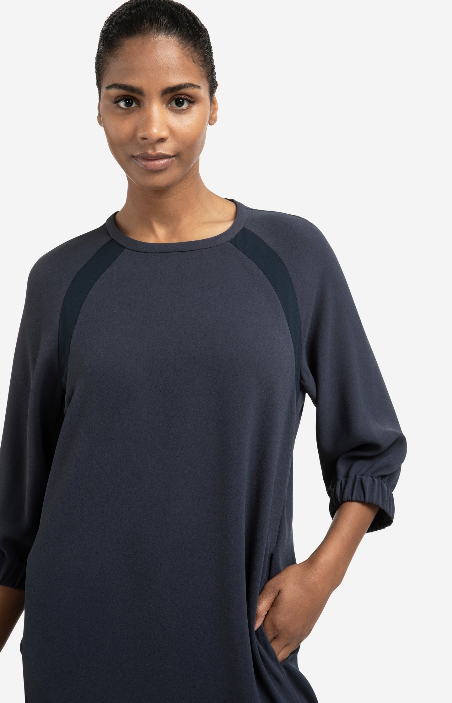 Raglan dress with round neck and tonal inserts