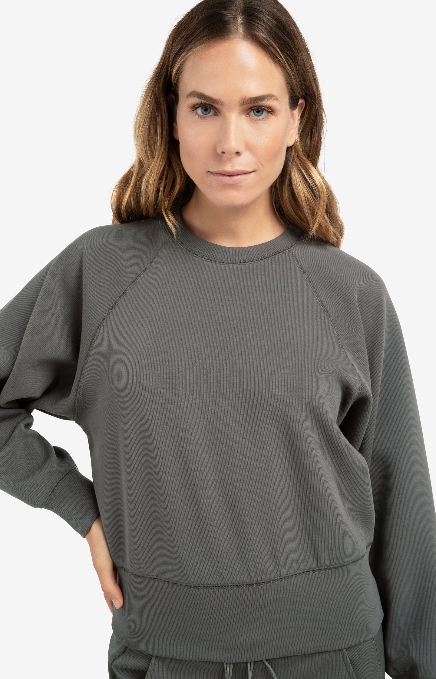 Raglan sweatshirt with fine rib texture and crew neck