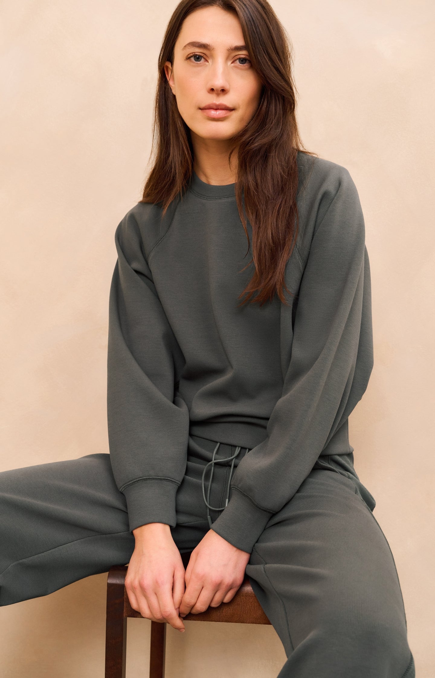 Raglan sweatshirt with fine rib texture and crew neck