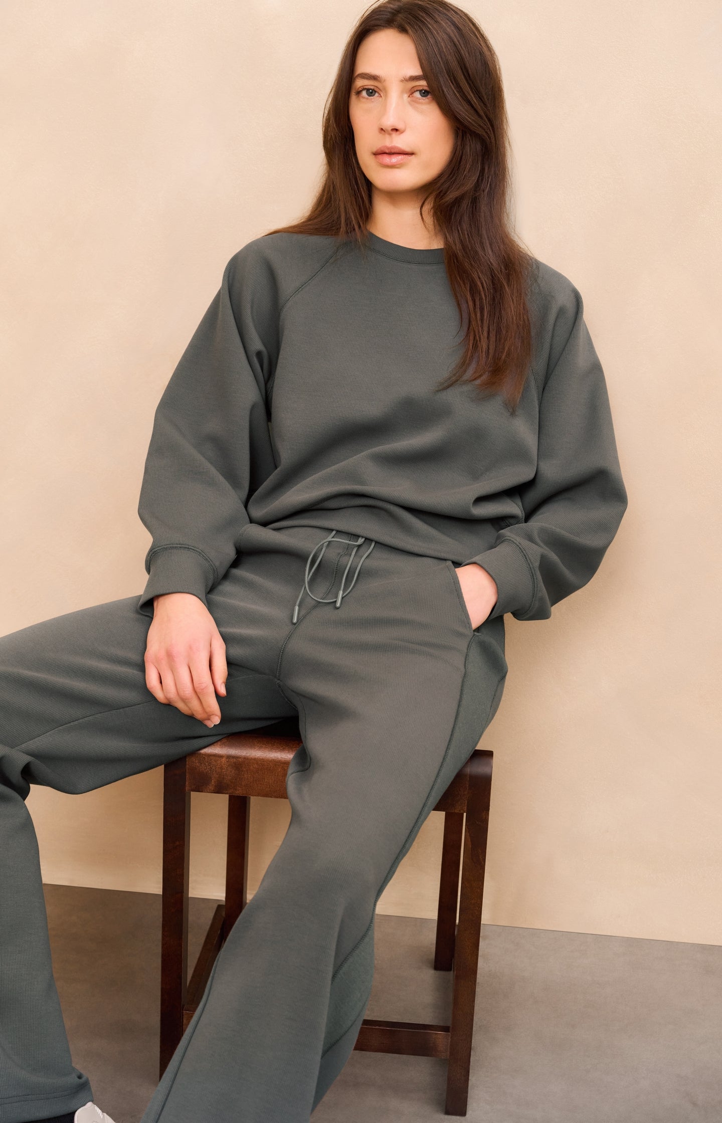Raglan sweatshirt with fine rib texture and crew neck