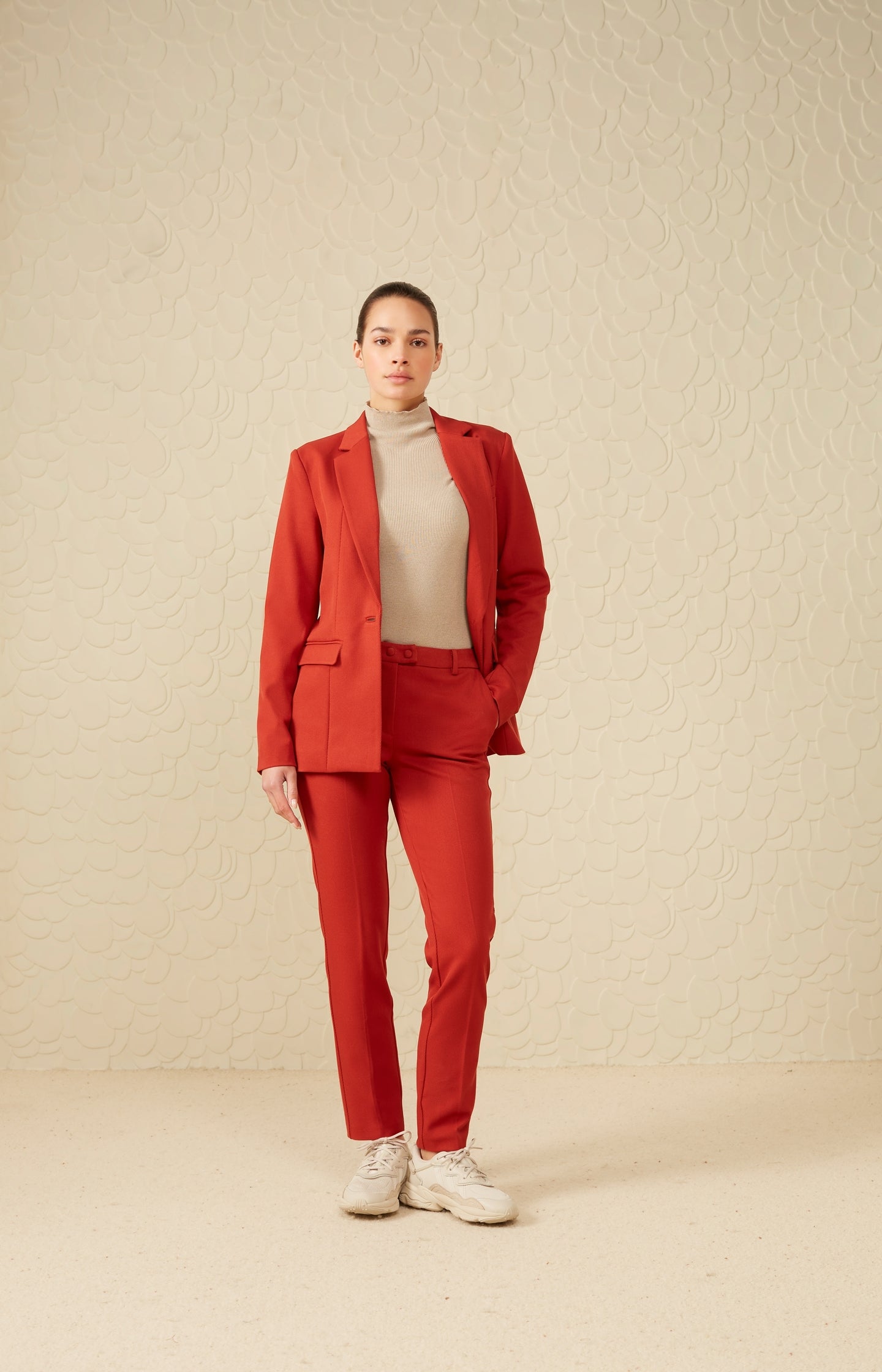 Red twill blazer with long sleeves, pockets and a button - Type: lookbook