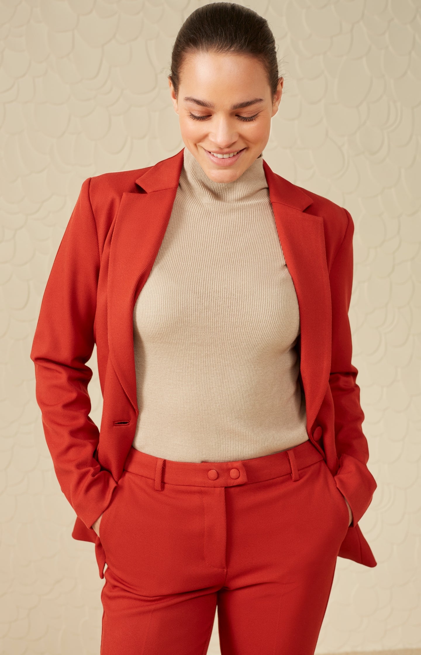 Red twill blazer with long sleeves, pockets and a button