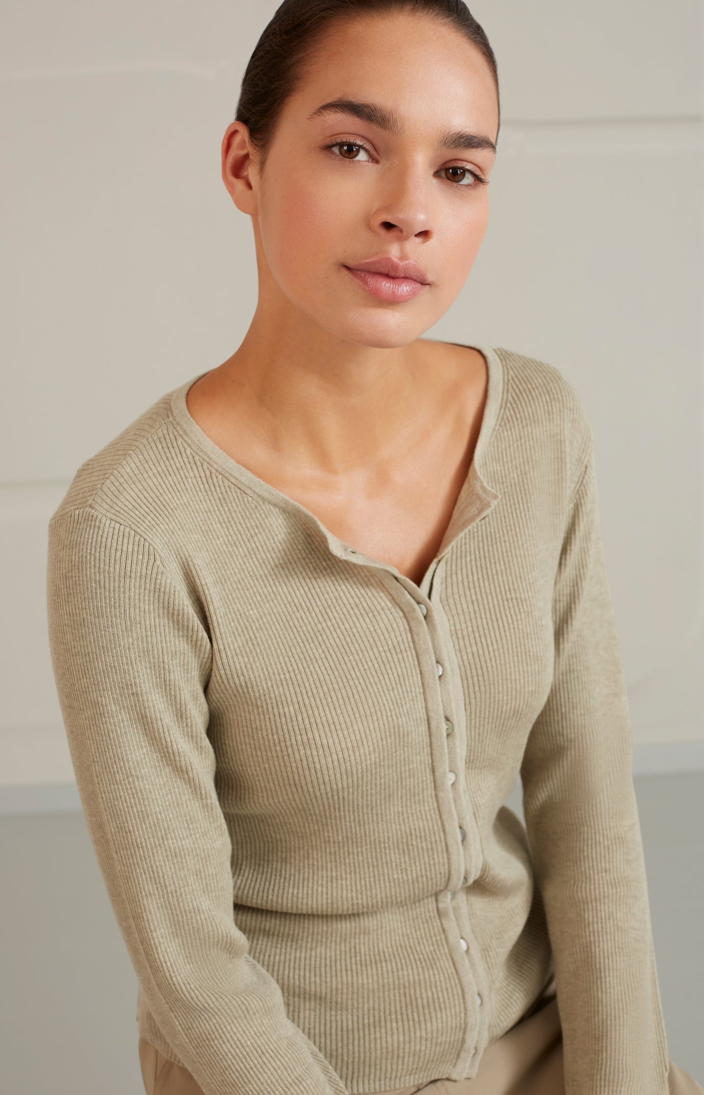 Ribbed cardigan with round neck, long sleeves and buttons - Agate Grey Melange - Type: lookbook