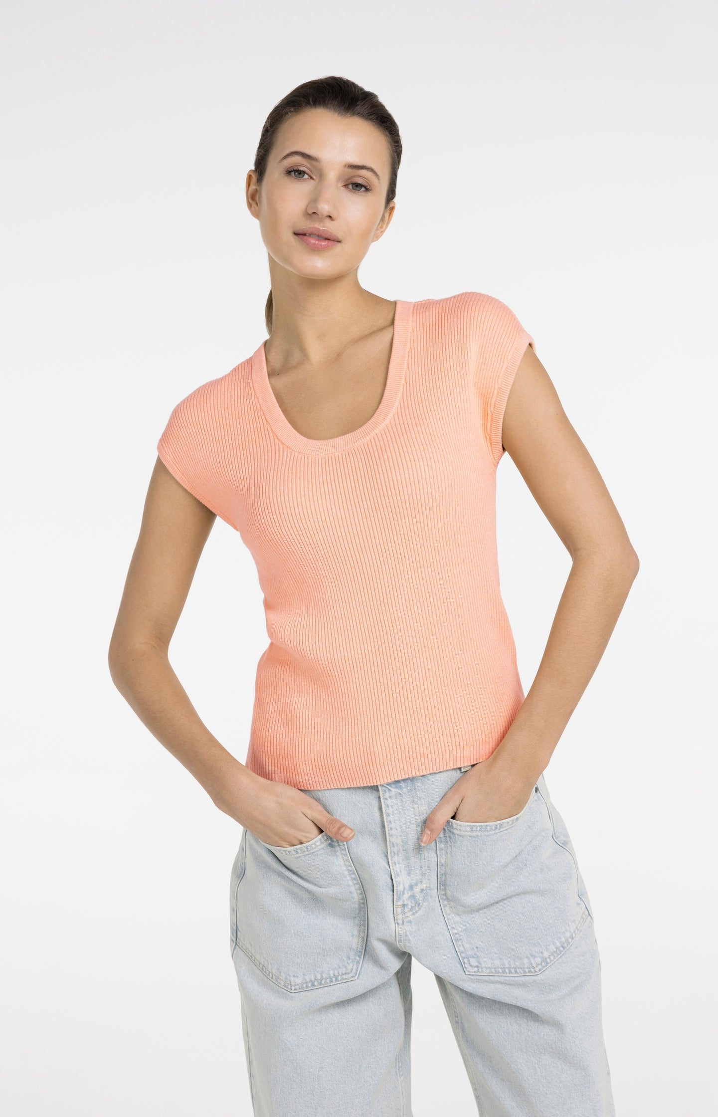Ribgebreide top met diepe ronde hals