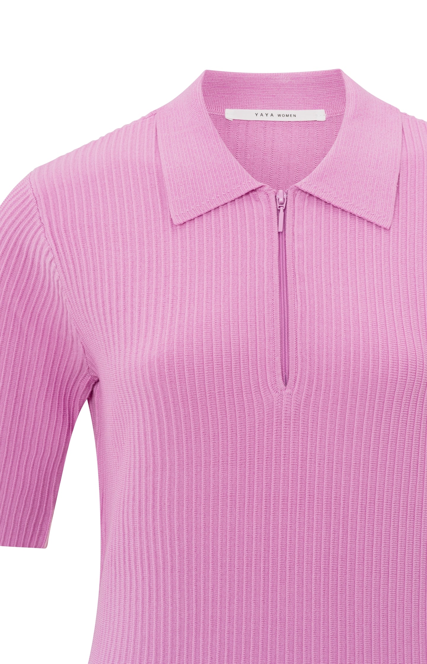 Ribbed polo with a collar, half long sleeves and a zip