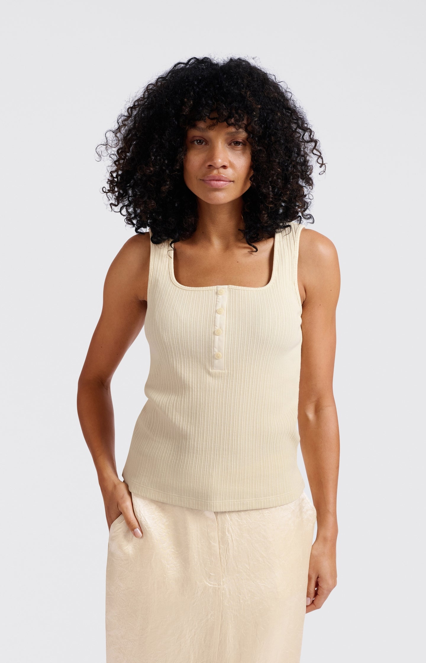 Ribbed singlet with button closure