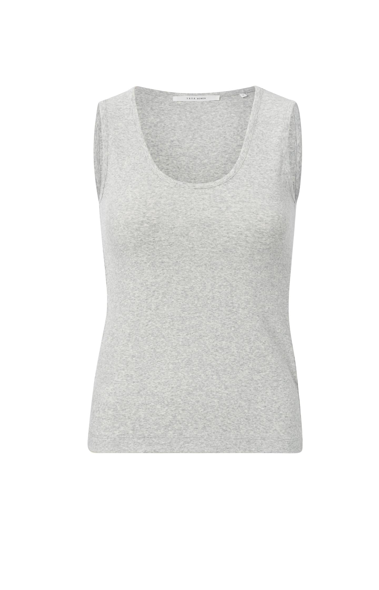 Ribbed singlet with low round neck and a regular fit - Type: product