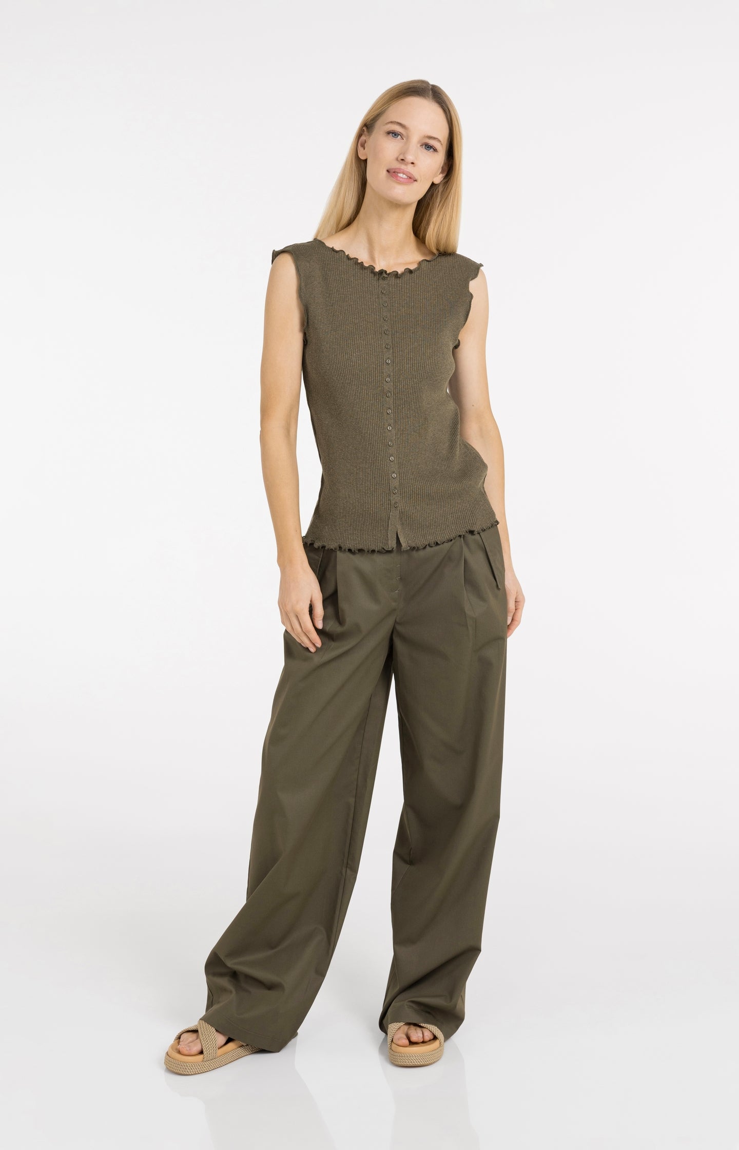 Ribbed sleeveless top with ruffled edges