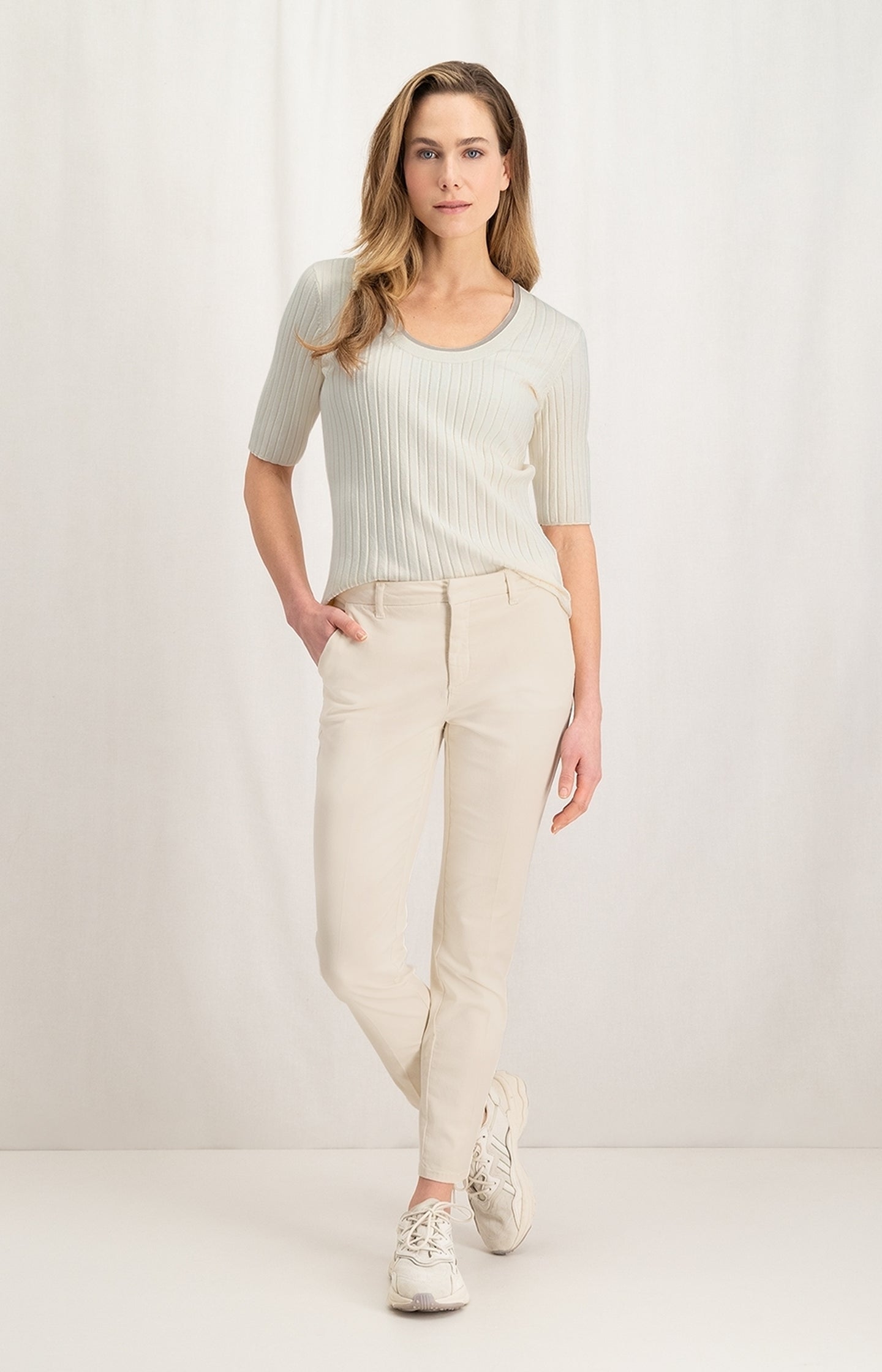 Ribbed sweater with round neck and half sleeves in slim fit