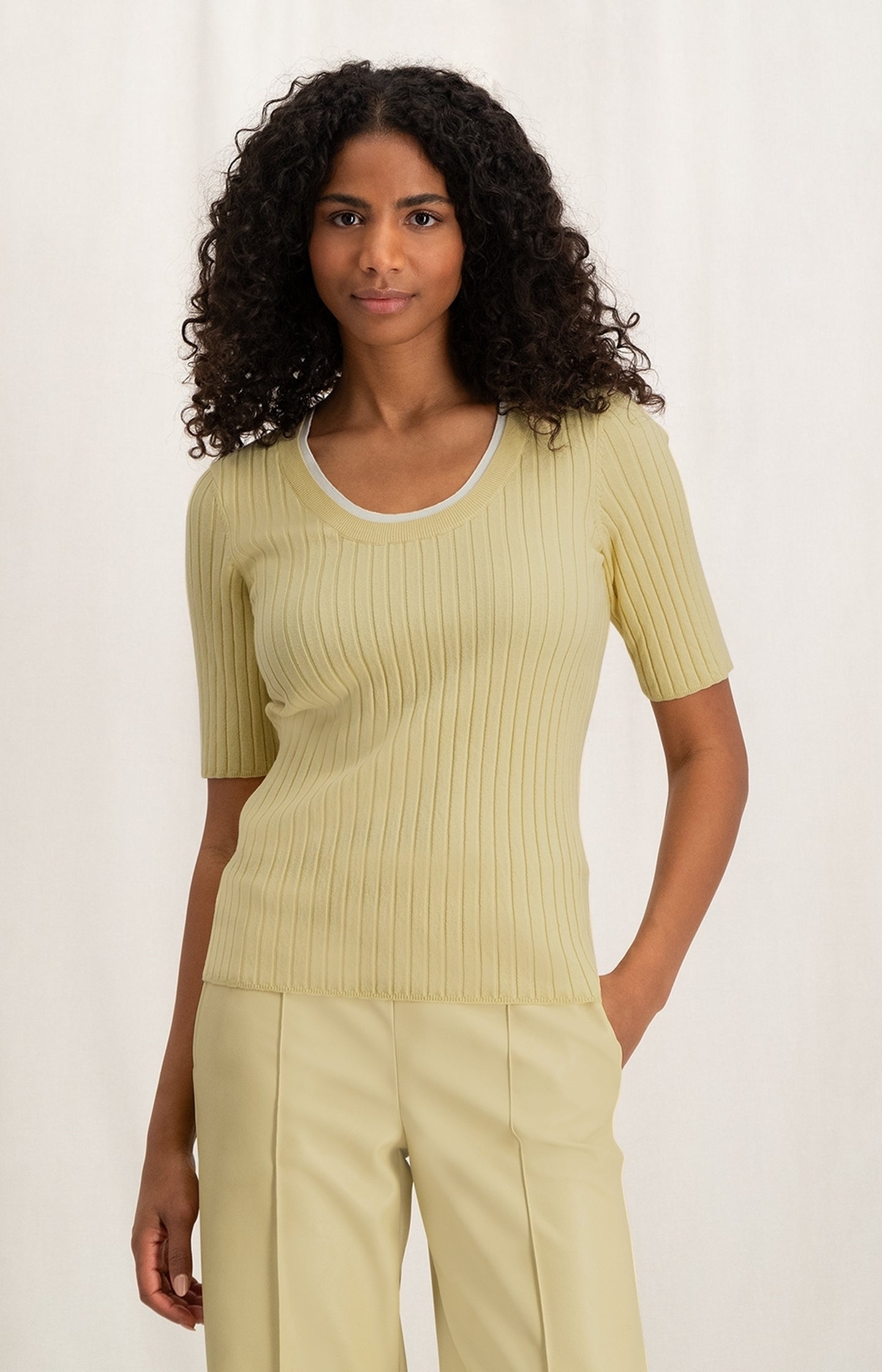 Ribbed sweater with round neck and half sleeves in slim fit