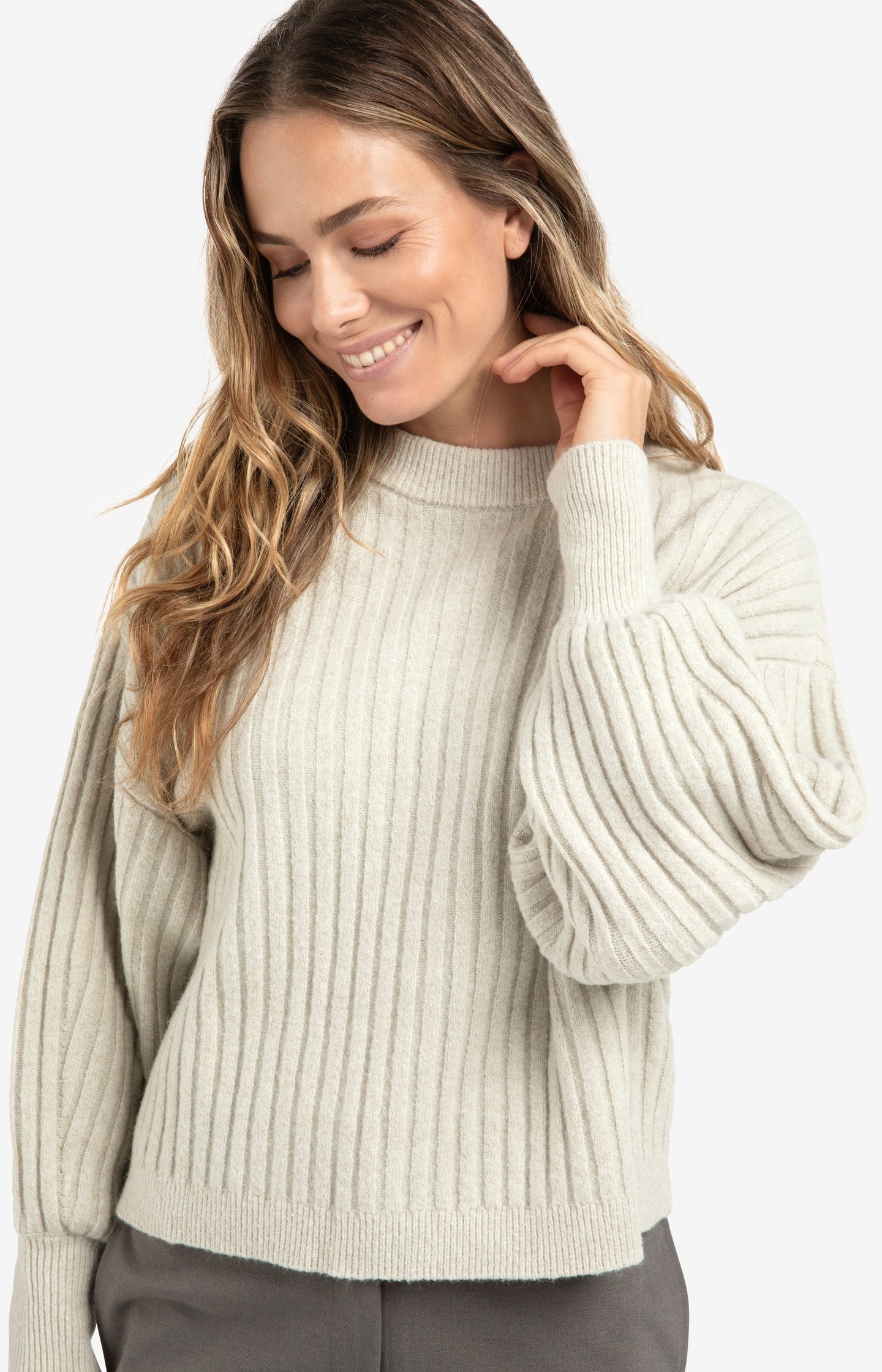 Ribbed sweater with round neck and long sleeves