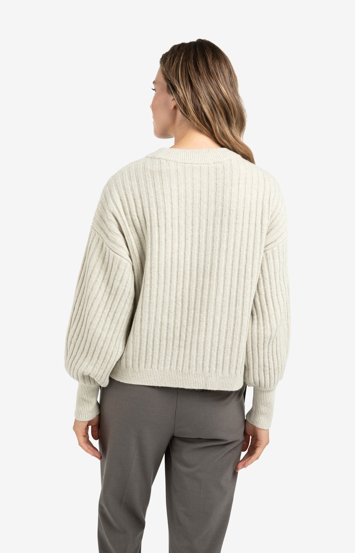Ribbed sweater with round neck and long sleeves