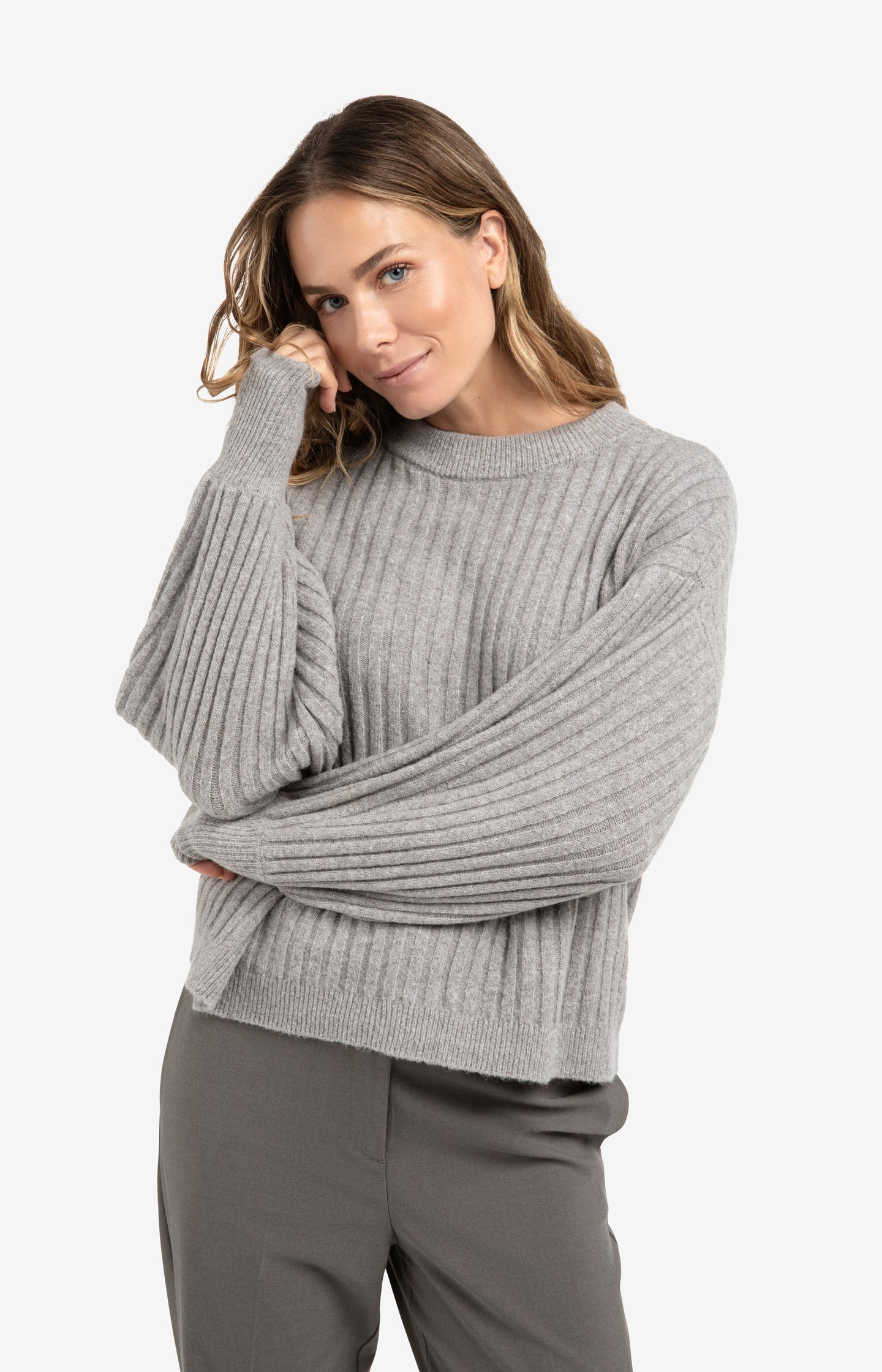 Ribbed sweater with round neck and long sleeves